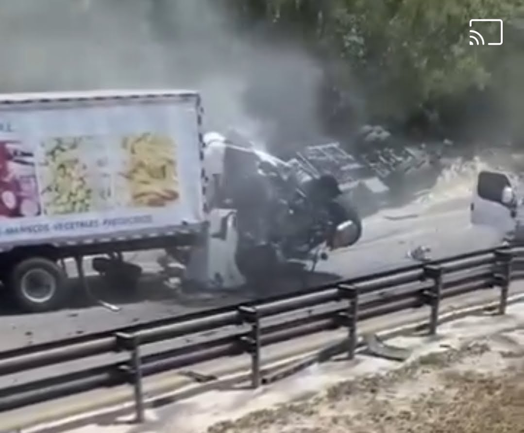 Al menos 10 vehículos se accidentan en carretera San Pedro Romana