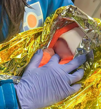 Una bebé fue encontrada abandonada aún con su cordón umbilical