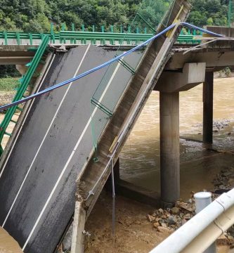 Al menos 12 muertos y más de 30 desaparecidos por derrumbe de un puente en China