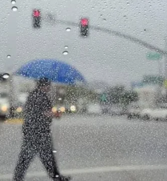 Onda tropical y vaguada traerán aguaceros y tormentas eléctricas este fin semana