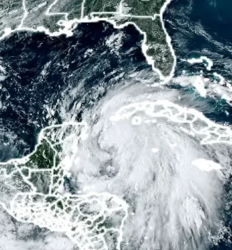 Huracán Helene se intensifica y amenaza a Florida como huracán mayor