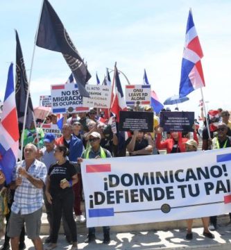 Cientos de dominicanos protestan en la Plaza de la Bandera por la inmigración haitiana