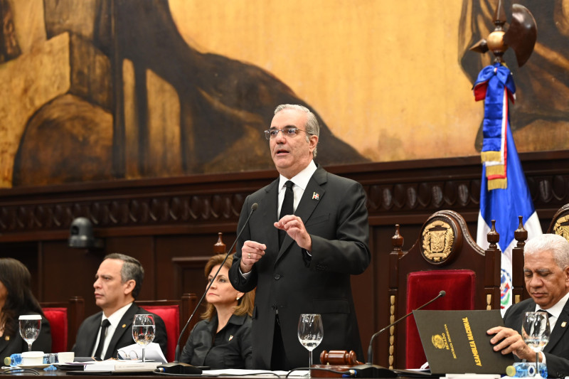 Luis Abinader proclama reforma constitucional y limita el poder presidencial