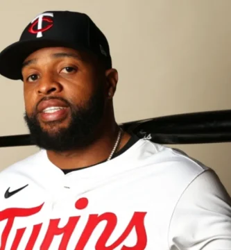 Carlos Santana: Primer dominicano en ganar el Guante de Oro en la primera base