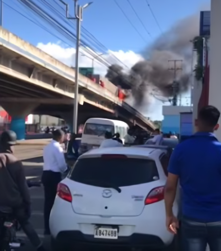 Incendio de camión paraliza el tránsito en elevado de Máximo Gómez