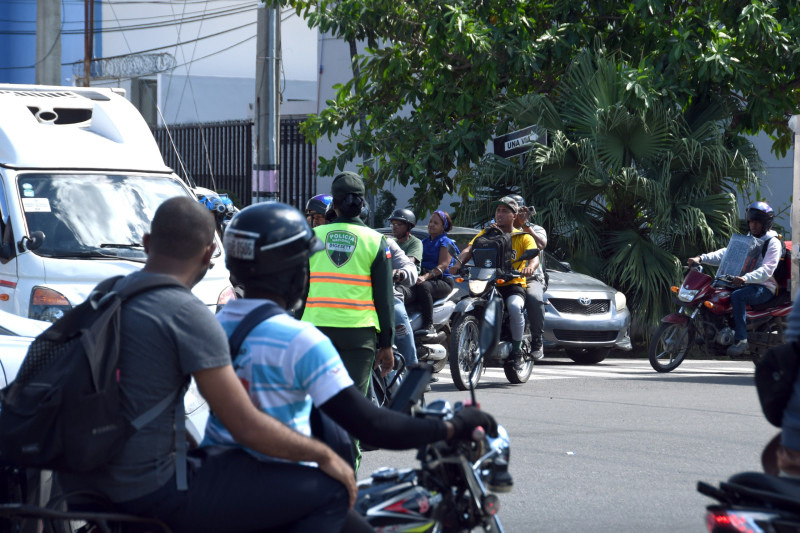 Motoconchistas y transportistas ignoran nuevas medidas de seguridad vial