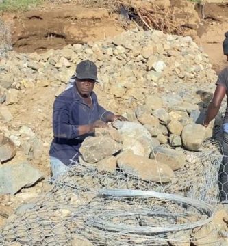 Haitianos siguen con el canal a pesar de las crecidas del río