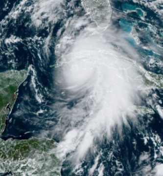 Huracán Rafael azota Cuba como categoría 3, dejando apagón generalizado