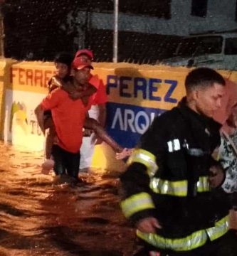 Defensa Civil rescata a decenas de personas tras inundaciones en Valverde y Dajabón