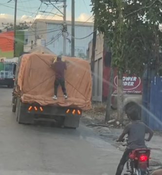Así le roban la carga a este camión