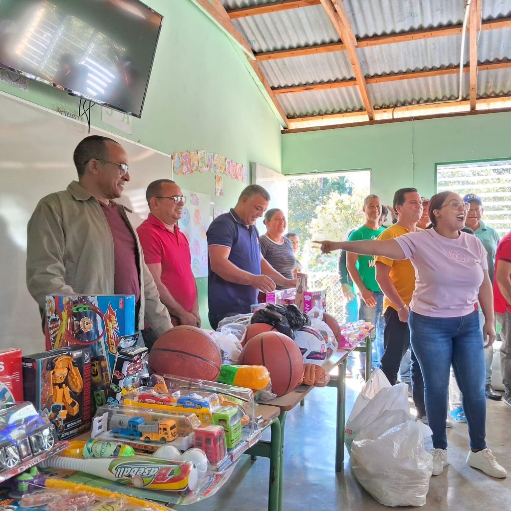 Asociación de Mecánicos de SR entrega juguetes a niños por Día de Reyes