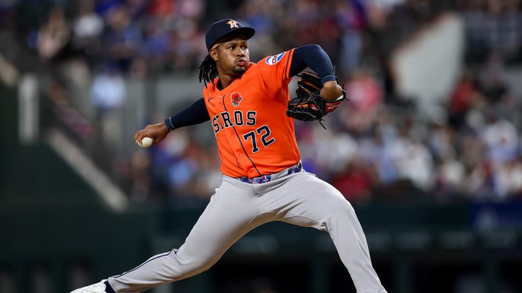 Alimber Santa lanza con el uniforme de los Astros de Houston