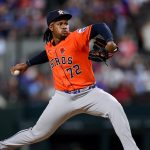 Alimber Santa lanza con el uniforme de los Astros de Houston