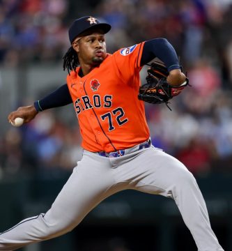 Alimber Santa lanza con el uniforme de los Astros de Houston