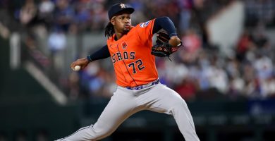 Alimber Santa lanza con el uniforme de los Astros de Houston