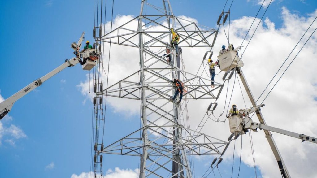 Personal de ETED en trabajos del sistema electrico dominicano