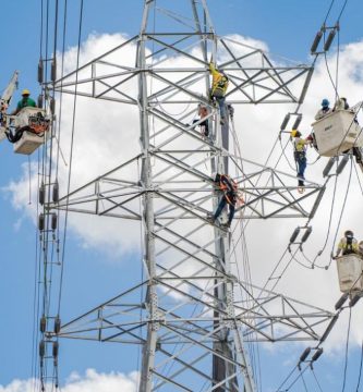 Personal de ETED en trabajos del sistema electrico dominicano
