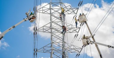 Personal de ETED en trabajos del sistema electrico dominicano