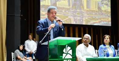 Leonel acusa al PRM de meter 125,000 empleados nuevos en nómina pública para ganar el 2028