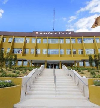 Personal de la Junta Central Electoral durante jornada de servicios de nueva cédula