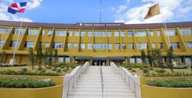 Personal de la Junta Central Electoral durante jornada de servicios de nueva cédula