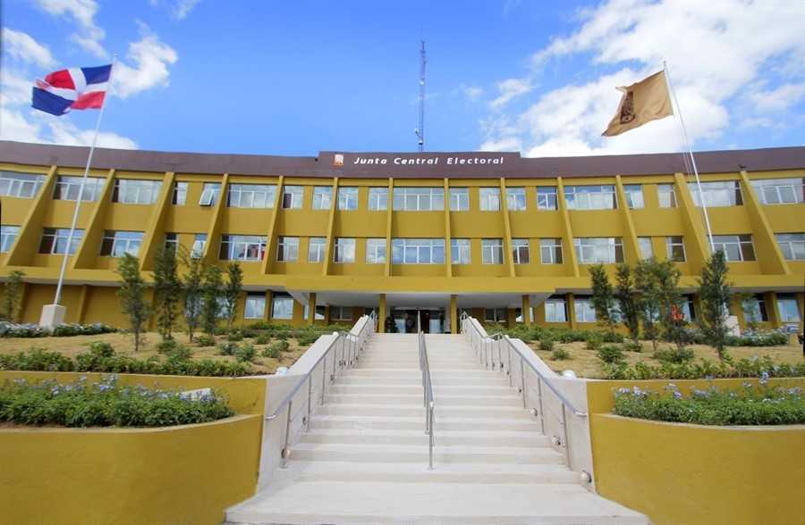 Personal de la Junta Central Electoral durante jornada de servicios de nueva cédula