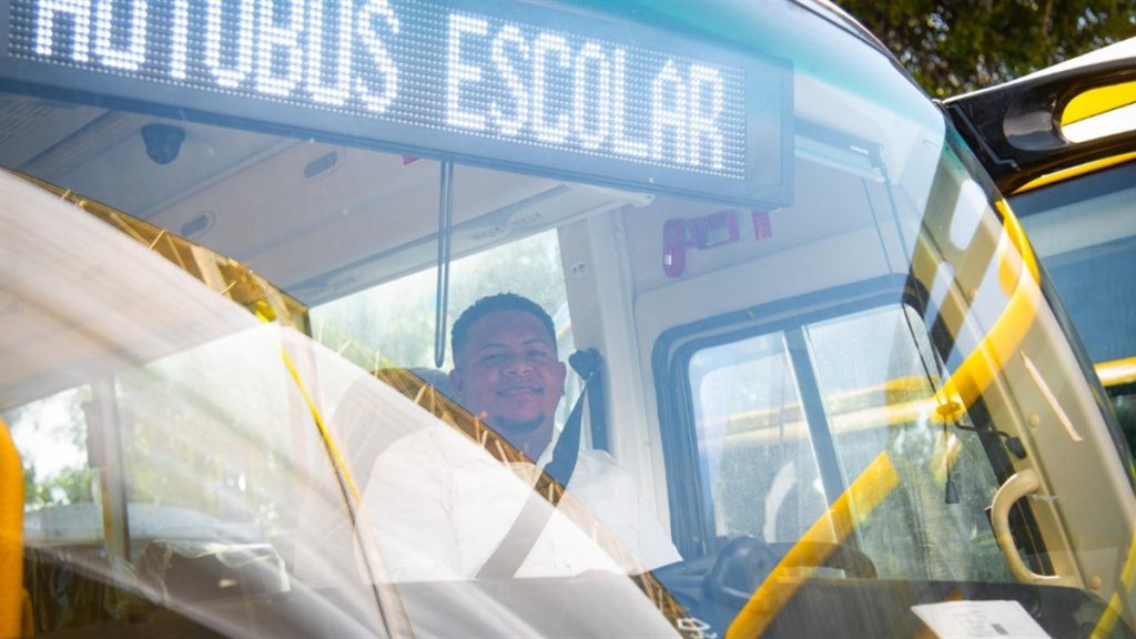 Chofer dentro de un autobús del Sistema Nacional de Transporte Estudiantil TRAE