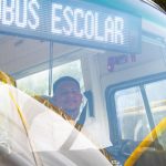 Chofer dentro de un autobús del Sistema Nacional de Transporte Estudiantil TRAE