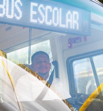 Chofer dentro de un autobús del Sistema Nacional de Transporte Estudiantil TRAE